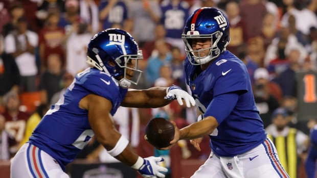 Daniel Jones hands the ball off to Saquon Barkley for the Giants.